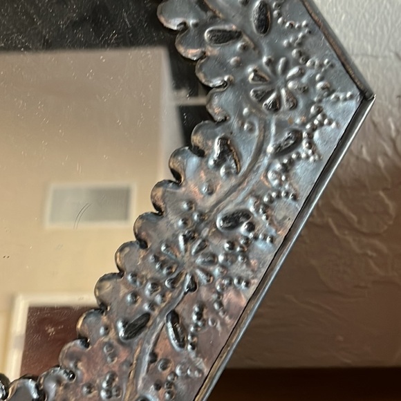 🖤Made in Mexico Handmade Vintage Hexagonal Tin Metal Mirror for Home Decor🖤 - Picture 3 of 5